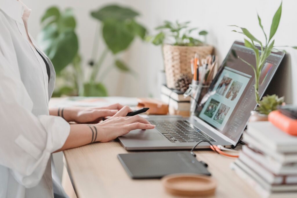 Image d'illustration d'une personne travaillant à son bureau sur la création graphique